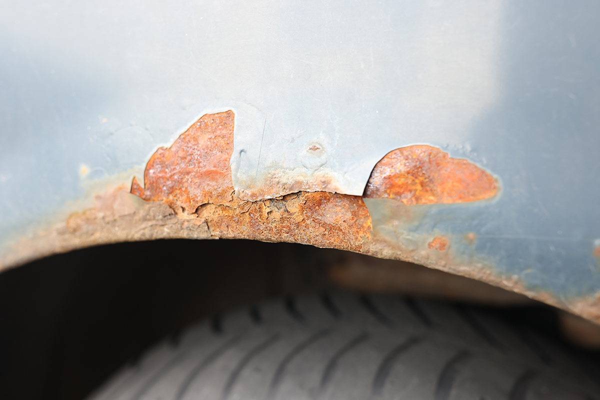 Points de rouille sur la carrosserie de la voiture : comment stopper les  dégâts ?
