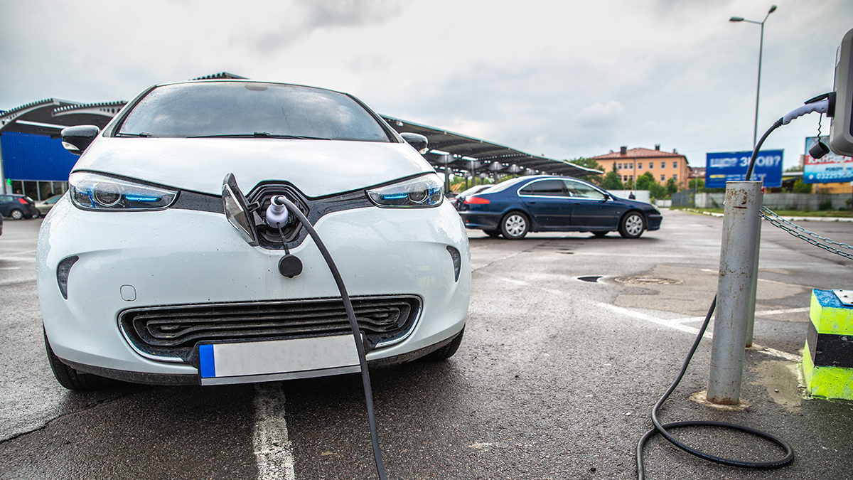 Peut-on recharger une voiture électrique sous la pluie ?